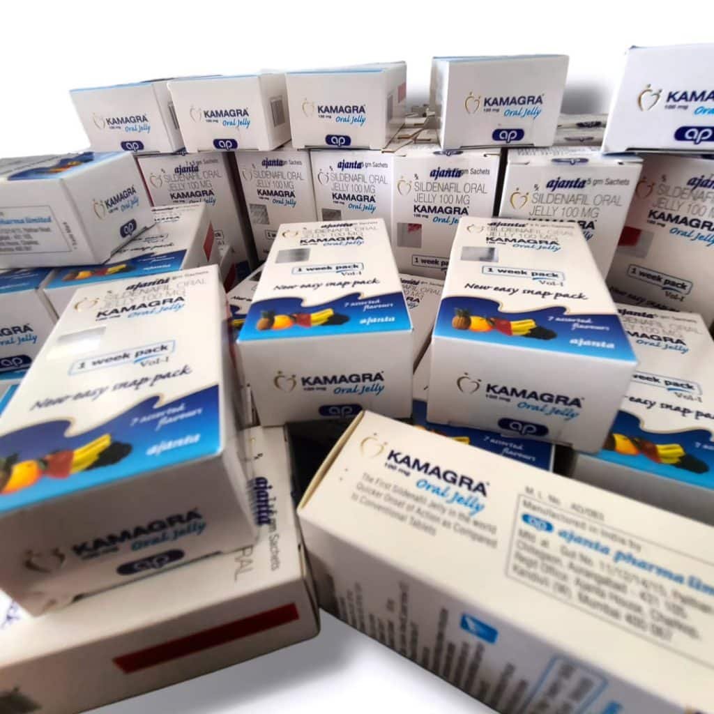 Kamagra rendeléshez készült dobozok, tele Ajanta Pharma termékekkel.