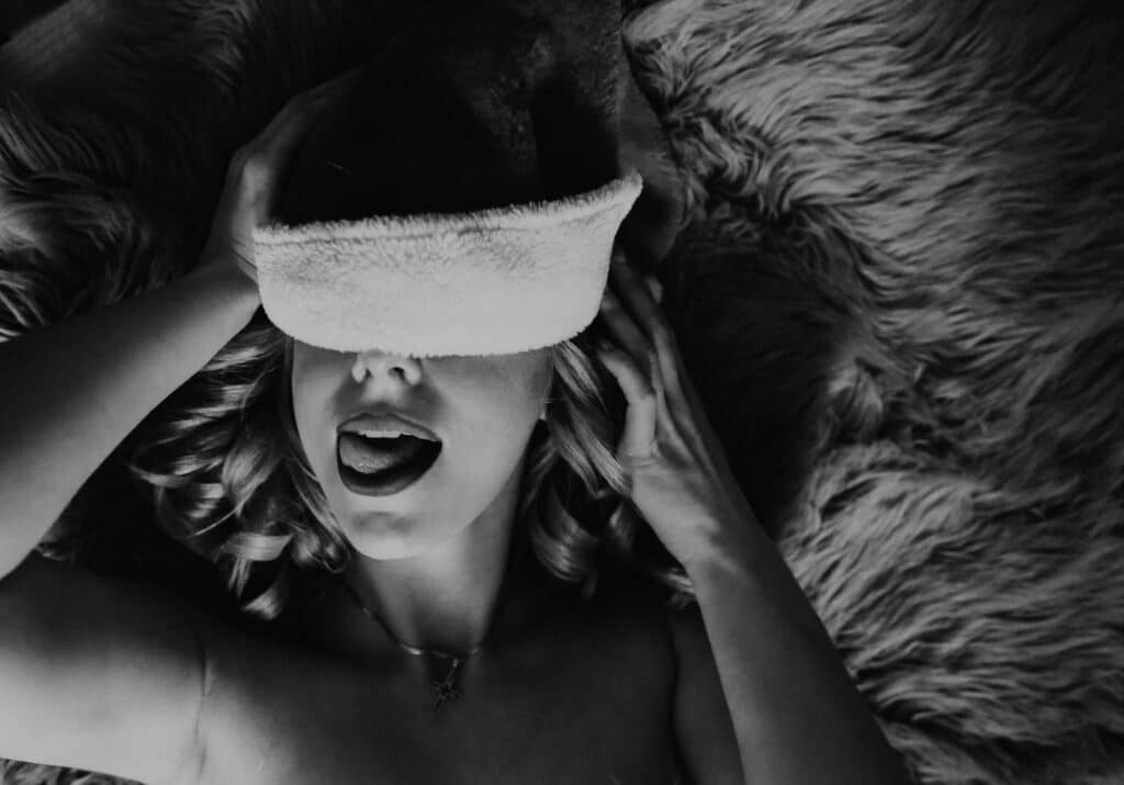 Női érzékiség és a Kamagra Gold hatása fekete-fehér hangulatban