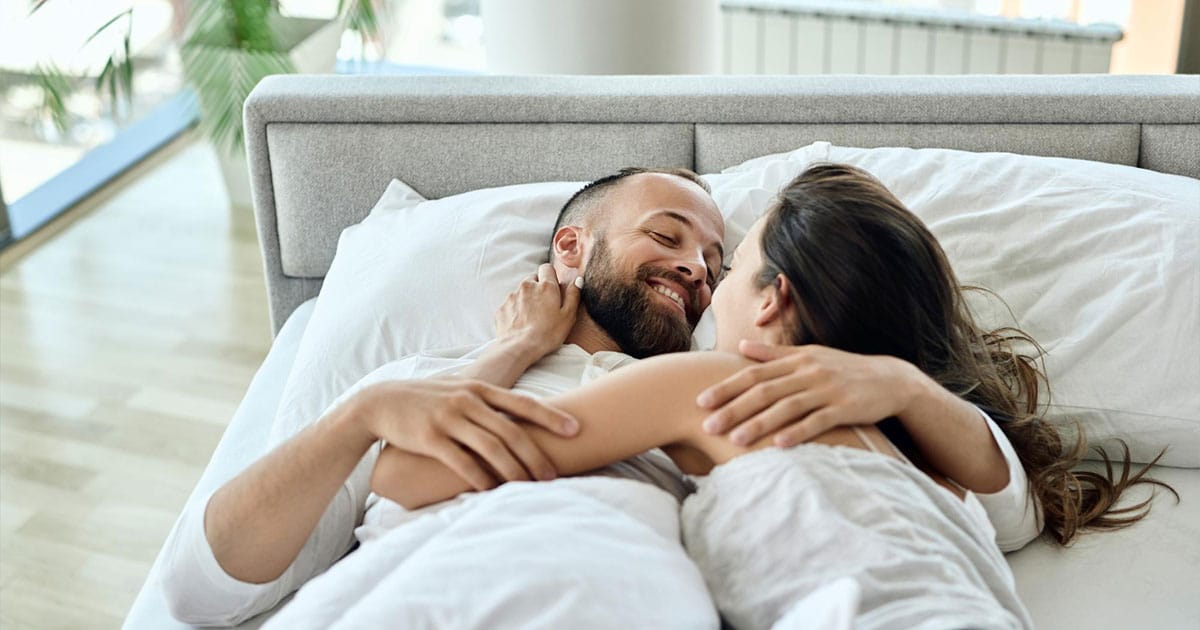 Kamagra Gold használata során felszabadult, meghitt pillanatot megélő pár az ágyban