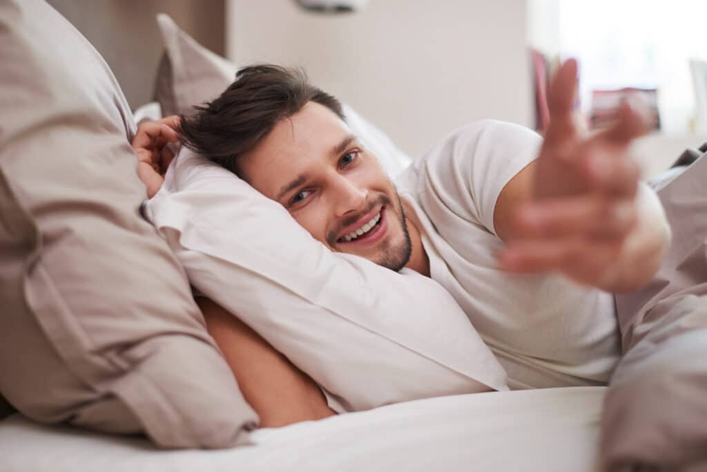top avana – mosolygó férfi az ágyban top avana hatásával