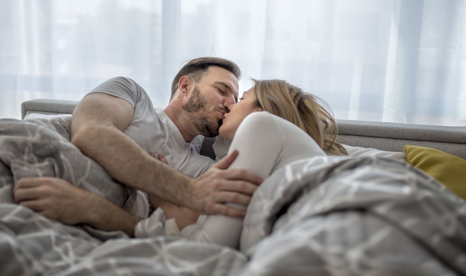Eredeti kamagra rendelés – boldog pár intim pillanatban az ágyban