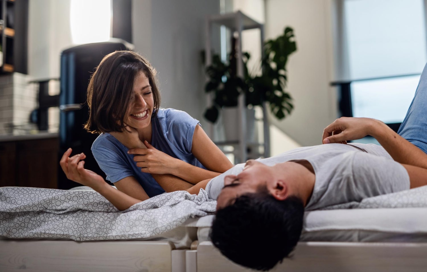Vidám pár az ágyban – Kamagra azonnal erősíti az intimitást és a felszabadult örömöt