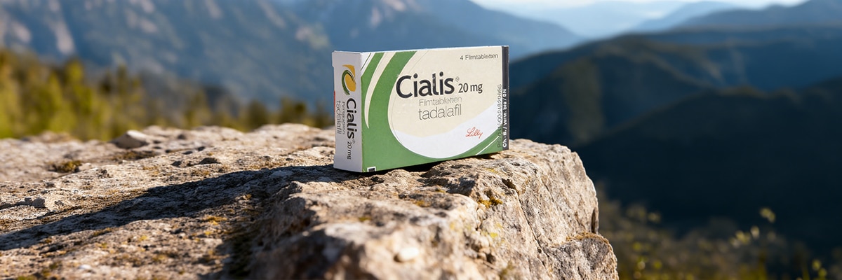 Cialis 20mg tadalafil tabletta doboza hegyvidéki tájban sziklán elhelyezve, merevedési zavar kezelésére szolgáló készítmény