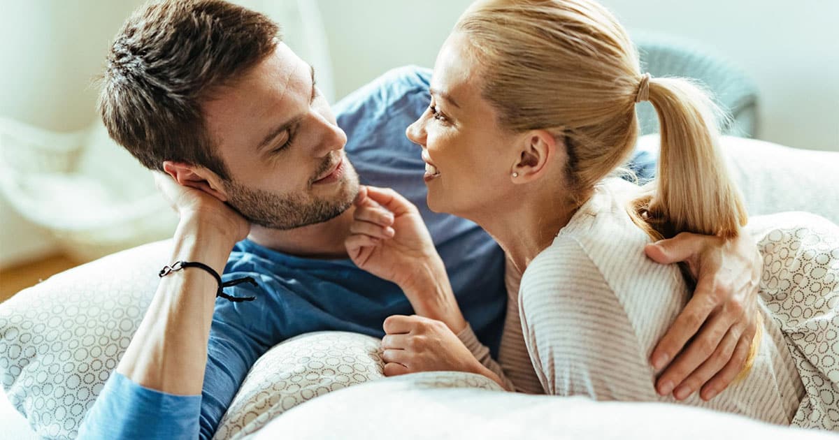 Potencianövelő webshop témájú kép, ahol egy férfi egy potencianövelő tablettát tart a kezében, amely a gyors hatású készítményeket szemlélteti.